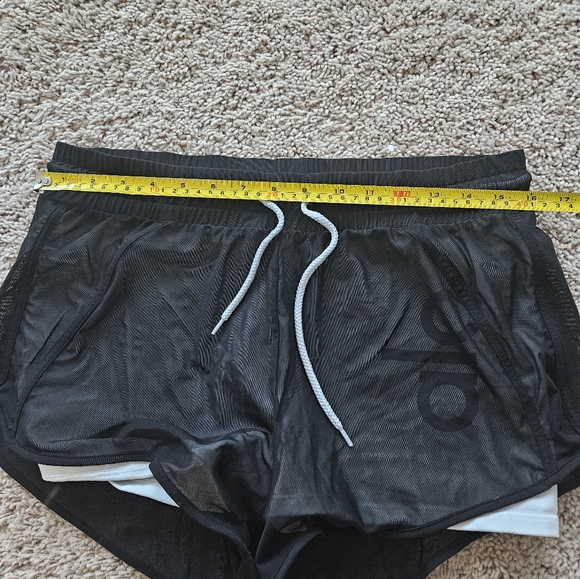 Alo mesh layer Ambiance shorts size medium - Picture 7 of 7